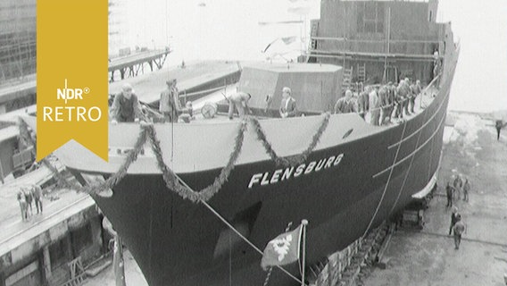 Hecktrawler "Flensburg" im Dock vor dem Stapellauf 1963 in Lübeck  