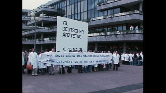 Protestaktion vor dem 78. Deutschen Ärztetag  