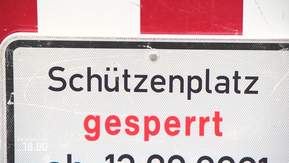 Ein Schild weist auf einen gesperrten Schützenplatz hin. 