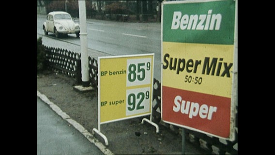 Tankstellen-Schild zeigt Benzin-Preise  