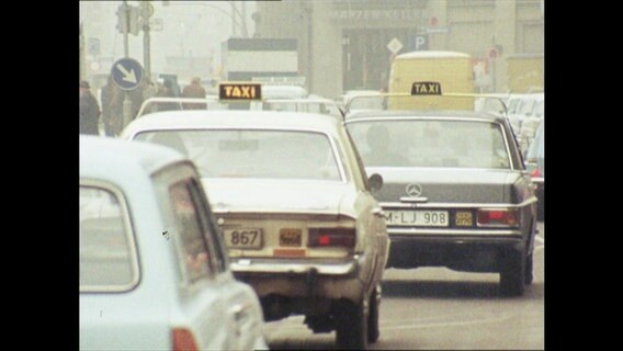 Zwei Taxis auf der Straße (Archivbild)  