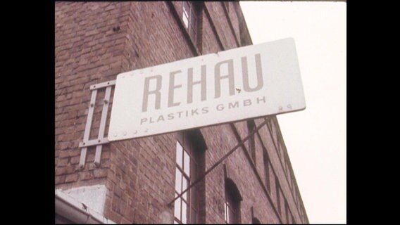 Schild des Unternehmens "Rehau Plastiks GMBH"  