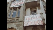 Banner an einem besetzten Haus in Frankfurt (Archivbild)  