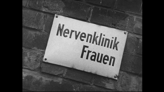 Schild "Nervenklinik Frauen"  