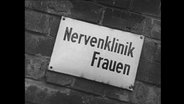 Schild "Nervenklinik Frauen"  