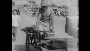 Ein Mann fährt Fahrrad auf einer chinesischen Straße (Archivbild)  