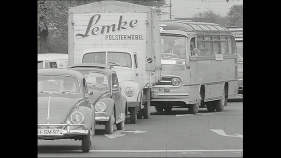 Autos auf einer Straße (Archivbild)  