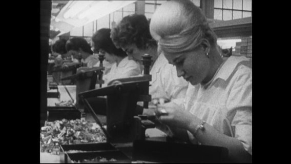 Frauen arbeiten in einer Fabrik (Archivbild)  