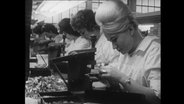 Frauen arbeiten in einer Fabrik (Archivbild)  