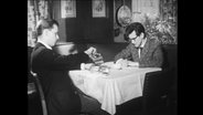 Zwei Männer in einem Restaurant (Archivbild)  