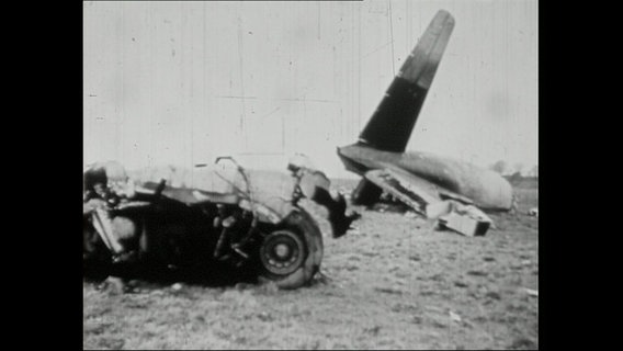 Flugzeugtrümmer auf einer Wiese (Archivbild)  