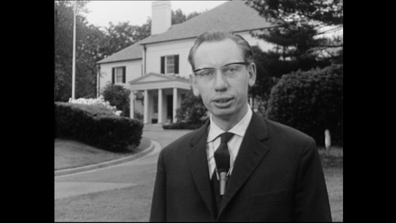 Korrespondent Thilo Koch vor der Residenz des dt. Botschafters in Washington  