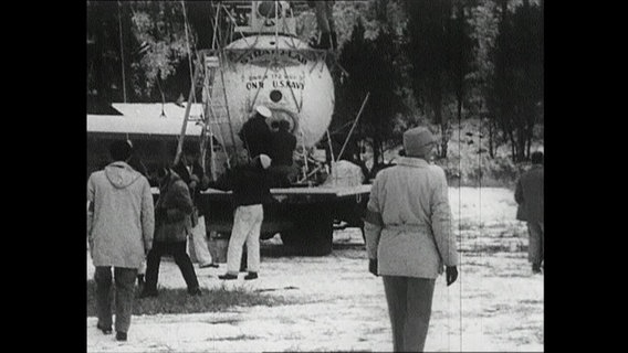 Menschen vor einem Ballon am Boden (Archivbild)  