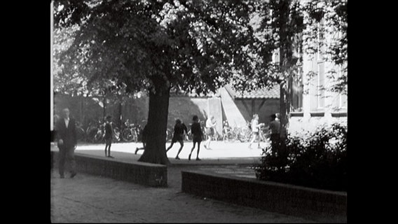 Kinder spielen auf einem Schulhof (Archivbild)  