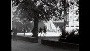 Kinder spielen auf einem Schulhof (Archivbild)  