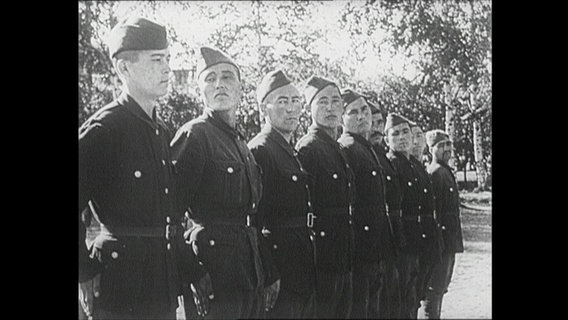 Soldaten stehen in einer Linie (Archivbild)  