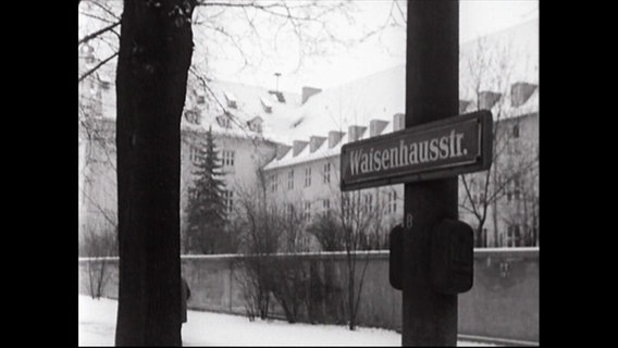 Straßenschild "Waisenhausstraße" (Archivbild)  