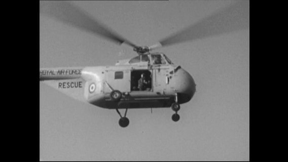 Ein Hubschrauber der Royal Airforce in der Luft (Archivbild)  