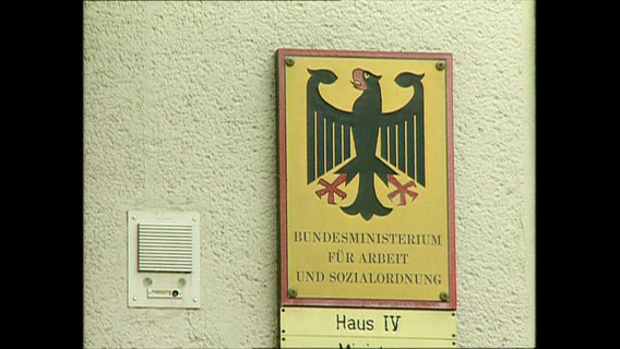 Schild mit der Aufschrift Bundesministerium für Arbeit  