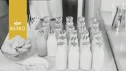 Milchflaschen auf einem Tisch an einem Tagungsbuffet 1963  