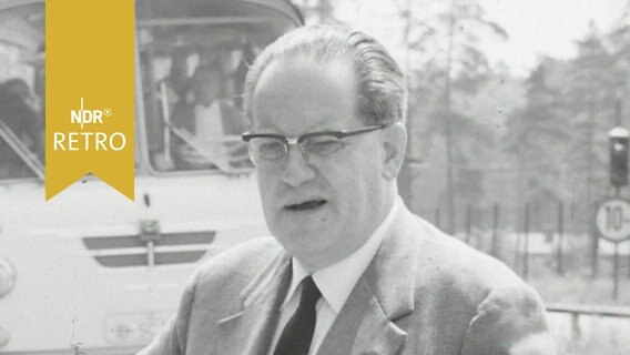 Herbert Wehner beim Aufsager fürs Fernsehen vor einem Reisebus an der innerdeutschen Grenze 1964  