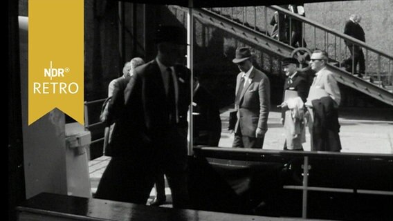 Mehrere Männer betreten eine Barkasse im Hamburger Hafen (1964)  
