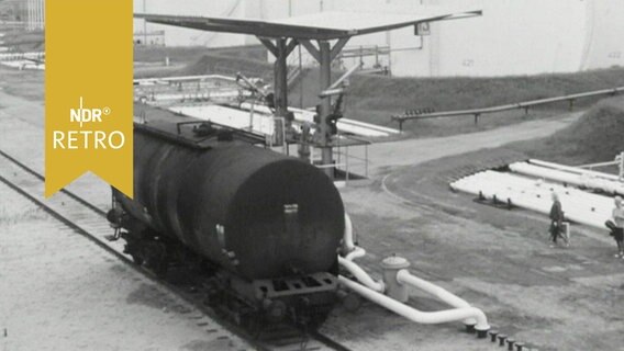 Ein Tankwagen der Bundesbahn wird auf dem Raffineriegelände im Hafen Hamburg-Neuhof befüllt (1964)  