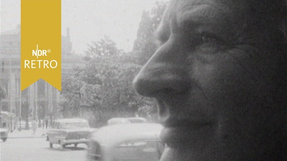 Profil von Paul Nevermann 1963 bei einer Stadtrundfahrt in Wien, aus dem Fenster im Hintergrund das Burgtheater  