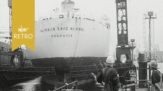 Tanker "Al Malik Saud Al Awal" im Dock bei den Howaldtswerken Hamburg (1964)  