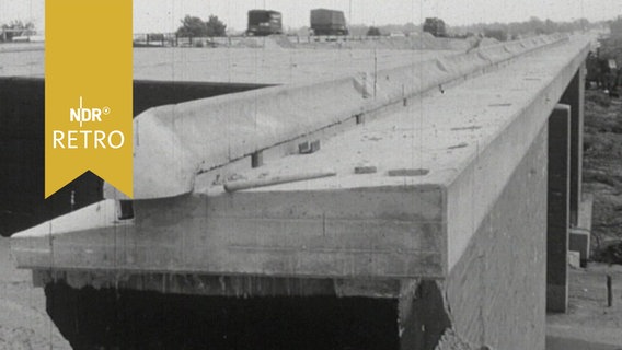 Autobahnbrücke im Bau im Anschnitt (1964)  