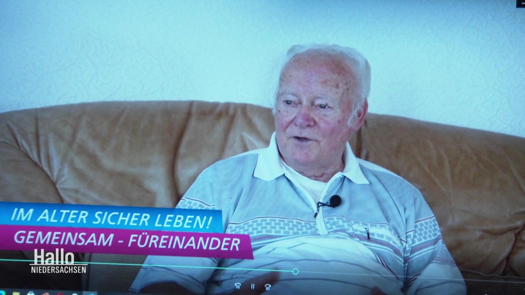 Adolf Eiben sitzt auf einem Sofa. Der 84-Jährige ist auf einen 