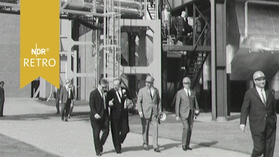 Eine Delegation hochrangiger Besucher auf dem Gelände eines Ölkraftwerks 1964  