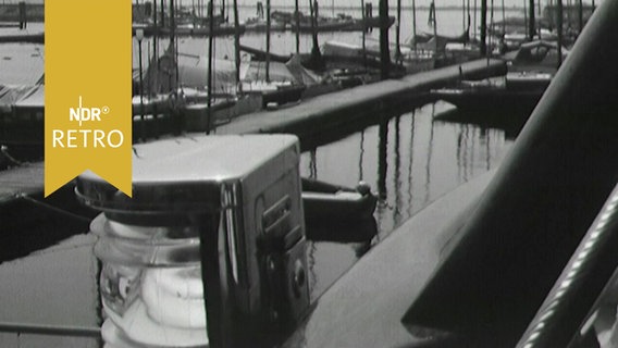 Blick über im Hafen - vermutlich Schulau - liegender Segeljachten (1964)  