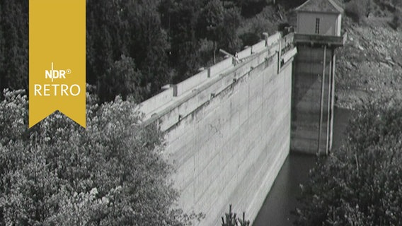 Talsperre im Oberharz: Staumauer eines Stausees mit niedrigem Pegelstand (1964)  