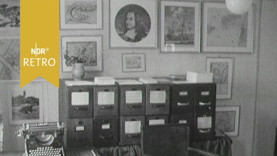 Blick auf einen Schreibtisch und etliche Stiche im Ostpreußenmuseum Pinneberg 1964  