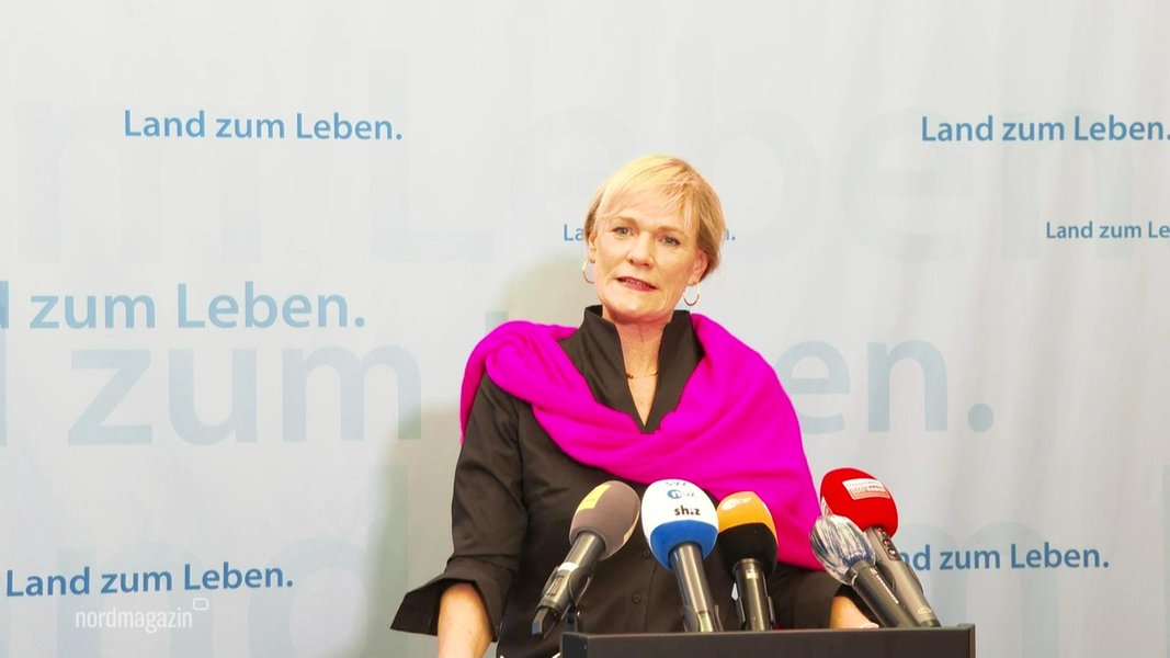 Die designierte Bildungsministerin und Vize-Ministerpräsidentin Simone Oldenburg (Linke) auf einer Pressekonferenz. 