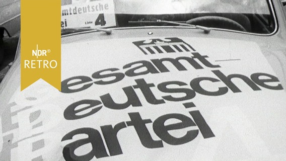 Schriftzug "Gesamtdeutsche Partei" auf der Motorhaube eines Kleinwagens im Wahlkampf 1963  