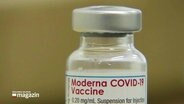 Ein Fläschchen des Corona-Impfserums von Moderna.  