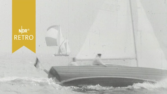 Segelboot in sportlicher Fahrt bei einer Regatta auf der Ostsee (1962)  