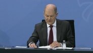 Bundeskanzler Olaf Scholz bei einer Pressekonferenz © Screenshot 