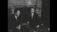Ernst Weiß, Sozialsenator Hamburgs, und Serfonstein, Minister für Sozialfürsorge Südafrikas bei einem Kamingespräch 1963 © Screenshot 
