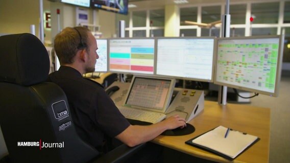 An employee of a rescue control center in front of several monitors © Screenshot 