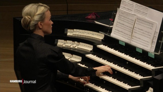 Iveta Apkalna spielt die Elbphilharmonie-Orgel. © Screenshot 