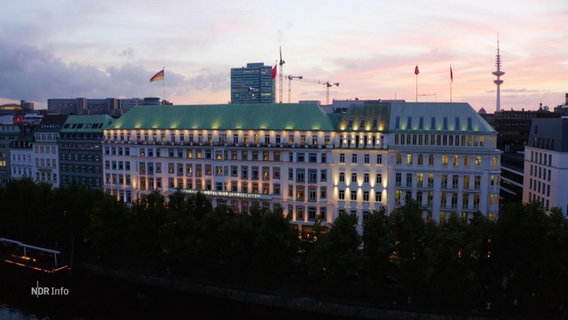 Das Hotel Vier Jahreszeiten in Hamburg © Screenshot 