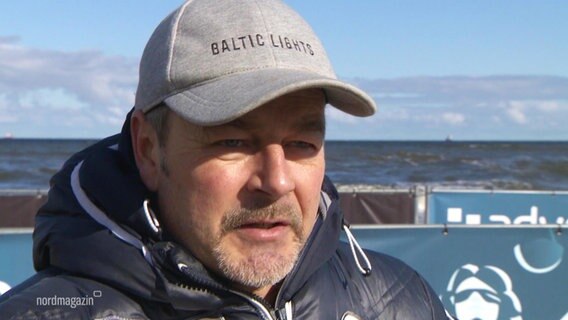 Veranstalter der "Baltic Lights", Till Demtrøder, im Interview am Strand © Screenshot 