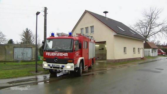 Feuerwehrfahrzeug vor Gerätehaus. © Screenshot 