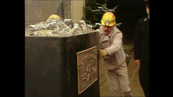 Ein Bergmann fährt Ende März 1992 mit der letzten Lore aus dem Erzbergwerk in Bad Grund. © Screenshot 