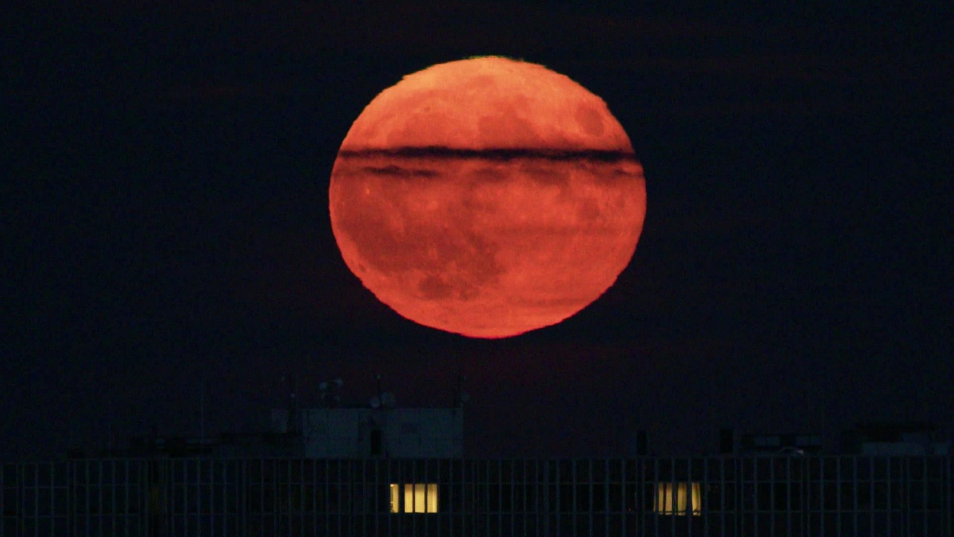 Der Supermond scheint über Hamburg