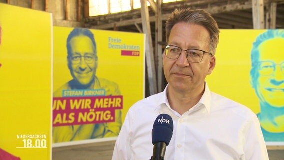 Spitzenkandidat Stefan Birkner von der FDP im Gespräch. © Screenshot 