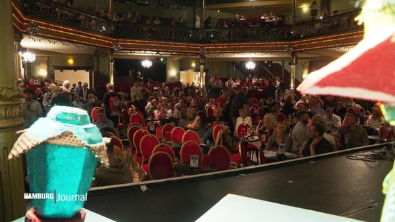 Die Bühne des Schmidts Tivoli mit dem Comedy-Preispokal. © Screenshot 